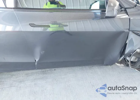 2026 Tesla Model Y Long Range Dual Motor All-Wheel Drive/Long Range Launch Series z USA, uszkodzony, nr VIN 7SAYGDEE0TA450974